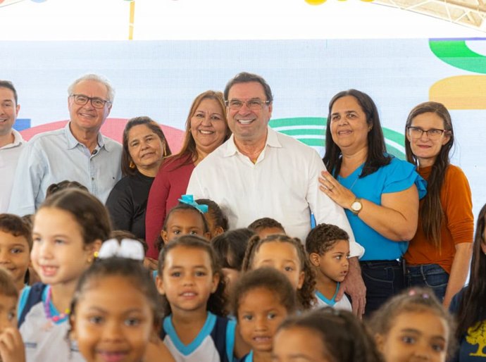 Prefeito Luciano entrega escola de tempo integral e anuncia inauguração de mais uma creche