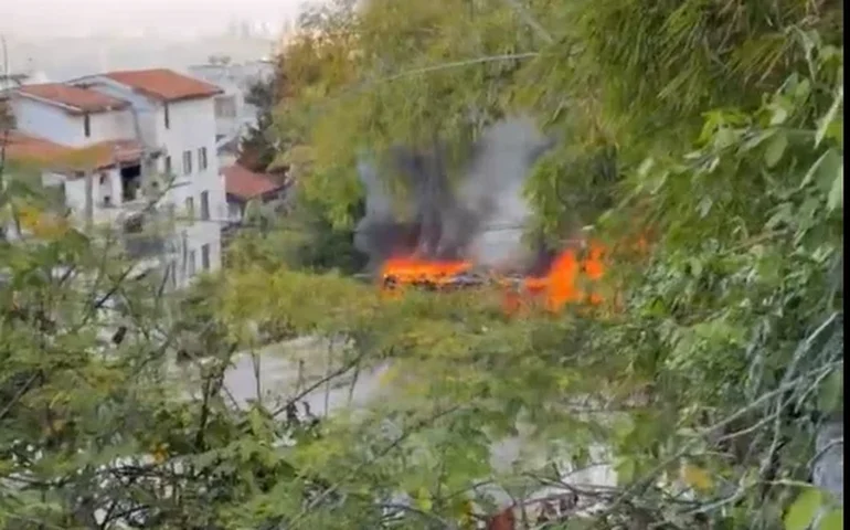 Moradores de Jalisco 'acordam' com veículos em chamas e fumaça em meio à violência dos cartéis.
