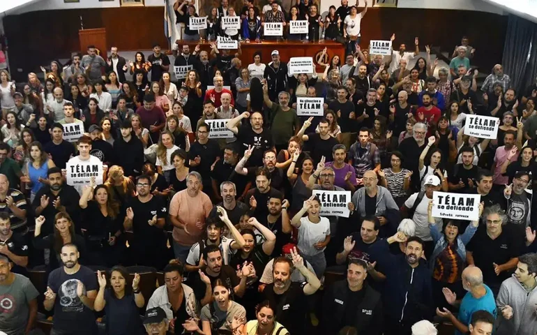 Trabalhadores da Télam mantêm vigília após governo propor demissão