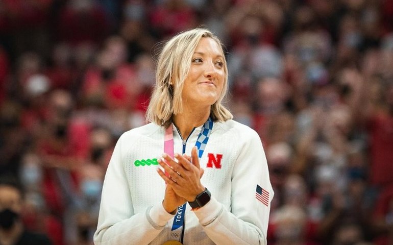 Medalhistas de pratas com EUA no vôlei feminino sofrem acidente de carro: 'Poderia ser pior'