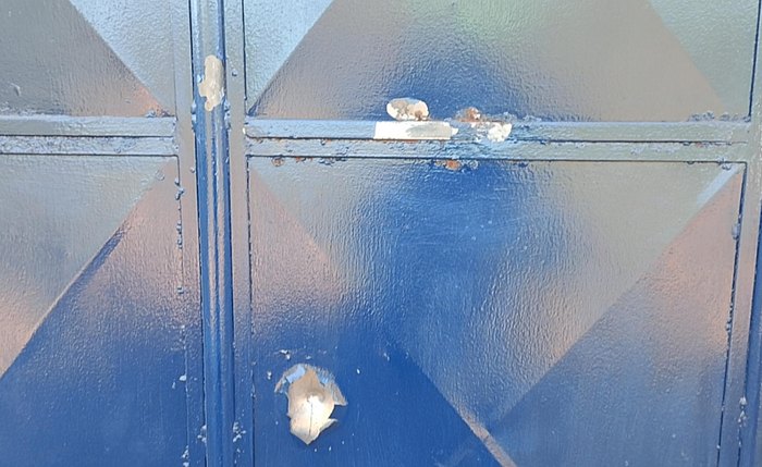 Ataque a tiros atingiu portões e paredes da Escola Indígena Pajé Miguel Selestino