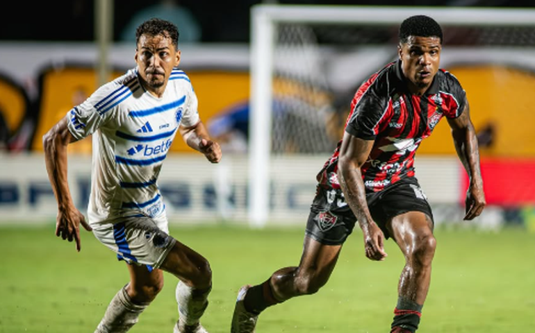 Jogador do Vitória sofre falta e deixa estádio de ambulância com fratura e ligamentos rompidos