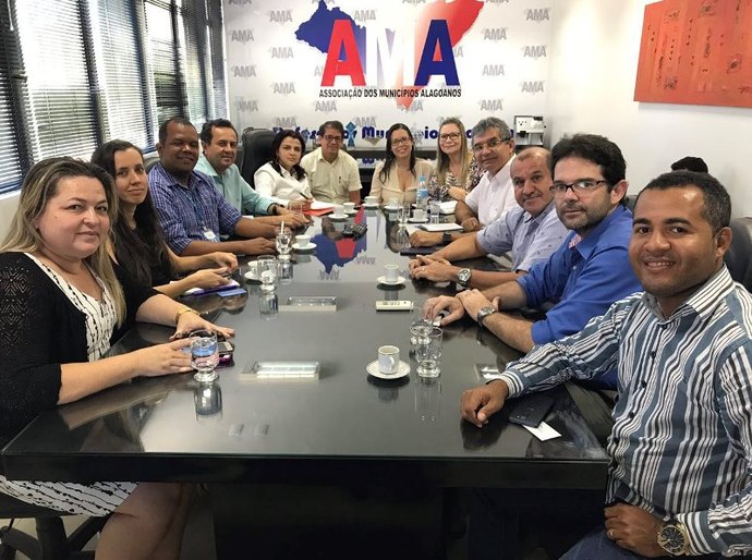 Prefeito participa de reunião para tratar do concurso público de Pão de Açúcar