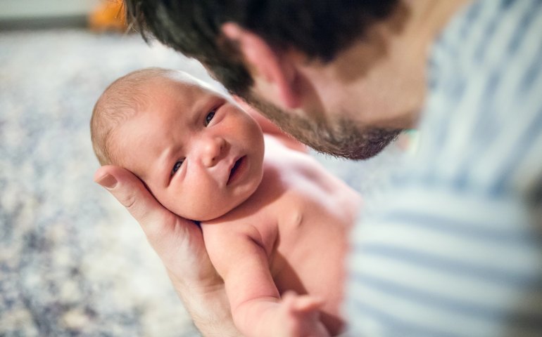 Licença-paternidade pelo mundo: confira como países concedem o benefício para pais