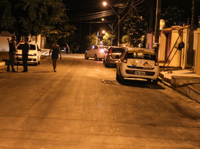 Prefeito Rui Palmeira entrega rua pavimentada no bairro da Serraria