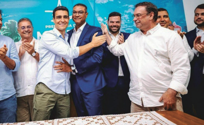 Posse do empresário Carlos Pinheiro na Secretaria de Indústria de Maceió foi prestigiada pelo prefeito Luciano Barbosa (D)