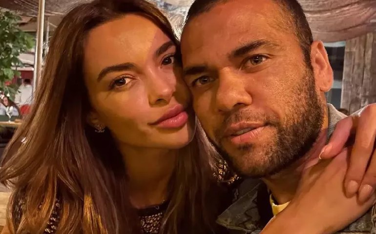 Mulher de Daniel Alves apaga fotos recentes com jogador das redes sociais