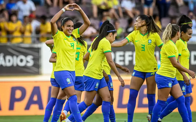 Seleção feminina de futebol entra em campo nesta terça-feira