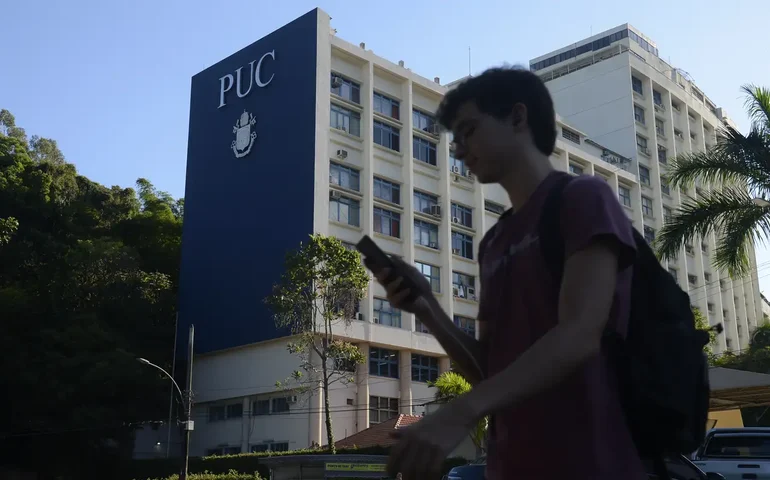 Universidade apura pichação com ameaça em SP: 'PUC não é pra árabe'