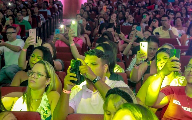 Sextou em Penedo com cinema de graça e show de humor