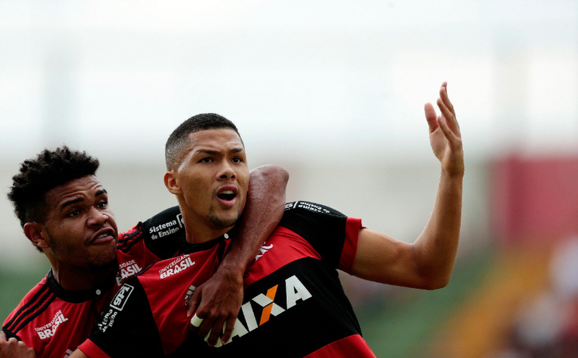 Vitor Gabriel brilha, Flamengo vira sobre a Lusa e vai à final da Copinha