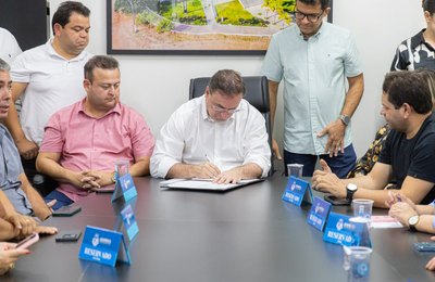 Prefeito Luciano Barbosa autoriza pavimentação de mais dez ruas em Arapiraca e a construção de duas novas creches