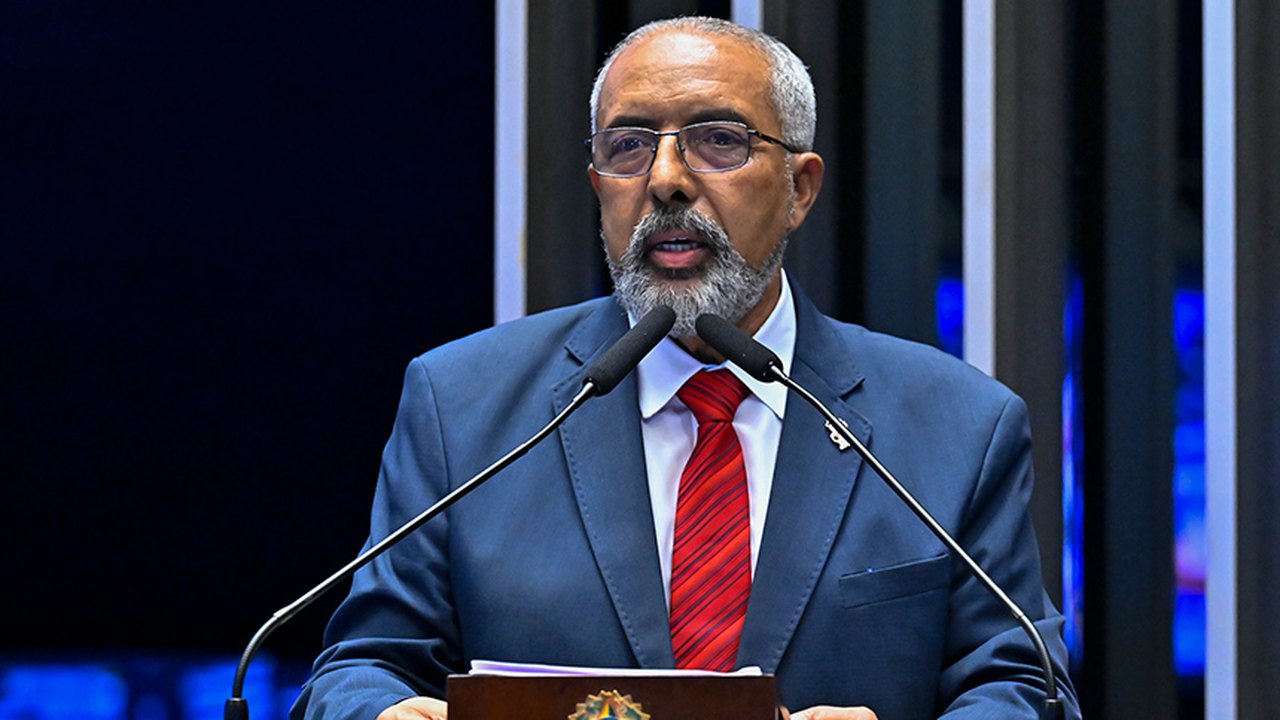 Paulo Paim recapitula luta por direitos trabalhistas e prevê dia histórico