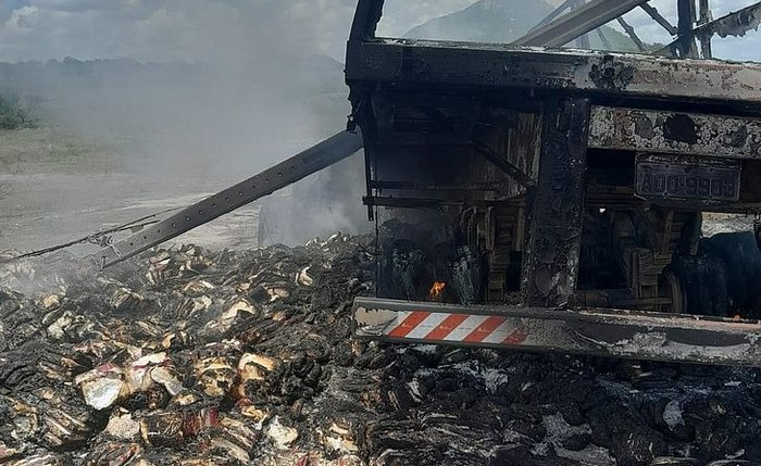 Carreta pegou fogo ao tombar Carreta pegou fogo ao tombar