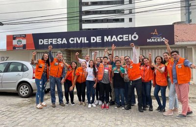 Crianças e adolescentes da Grota do São Rafael visitam base da Defesa Civil de Maceió