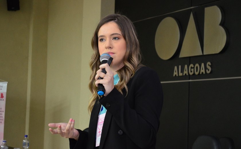 Em Arapiraca, deputada Cibele Moura profere palestra, visita delegacias e cumpre extensa agenda