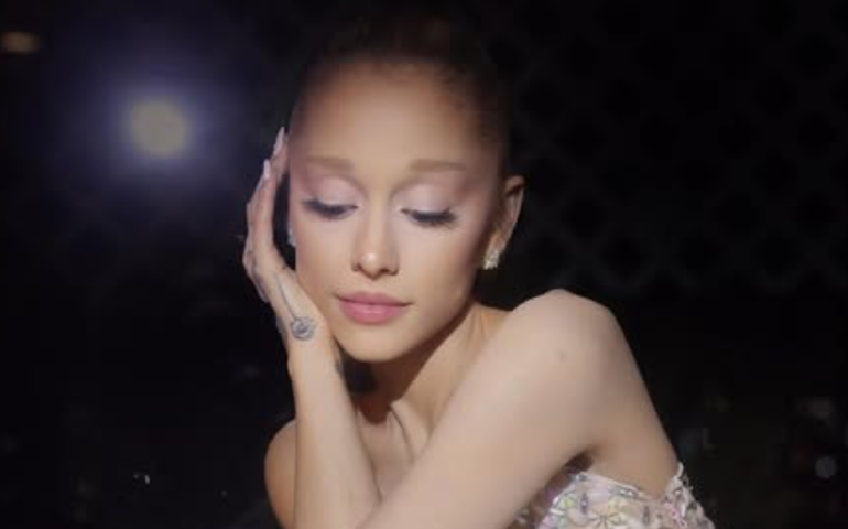 Ariana Grande se declara a Fernanda Torres no Festival de Santa Bárbara; ambas foram premiadas