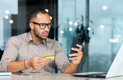 Golpes digitais: 50% das vítimas caem por compras impulsivas, mostra estudo