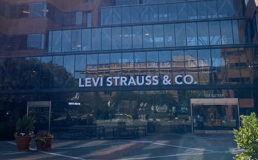 Levi Strauss corta projeção de receita para o ano e busca vender sua outra marca, a Dockers