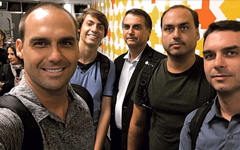 Bolsonaro preso: filhos do ex-presidente reagem à prisão domiciliar e atacam Moraes