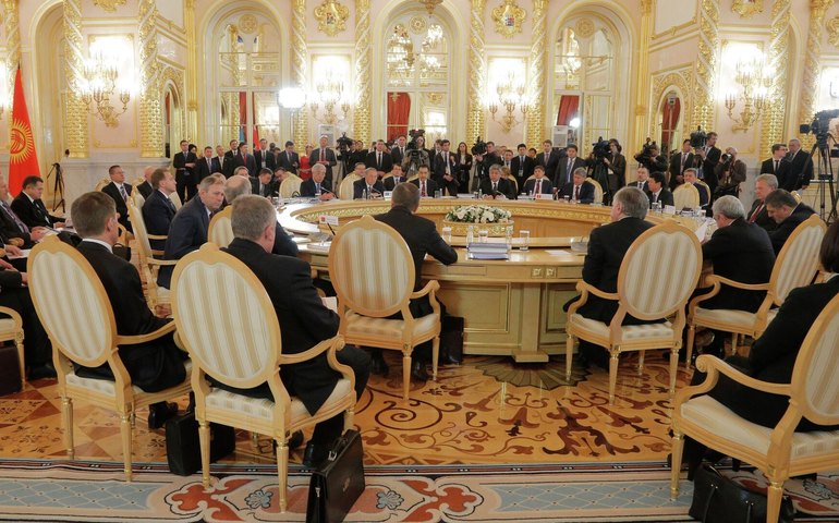 Ministro iraniano destaca interesse em ampliar relações com países da UEE