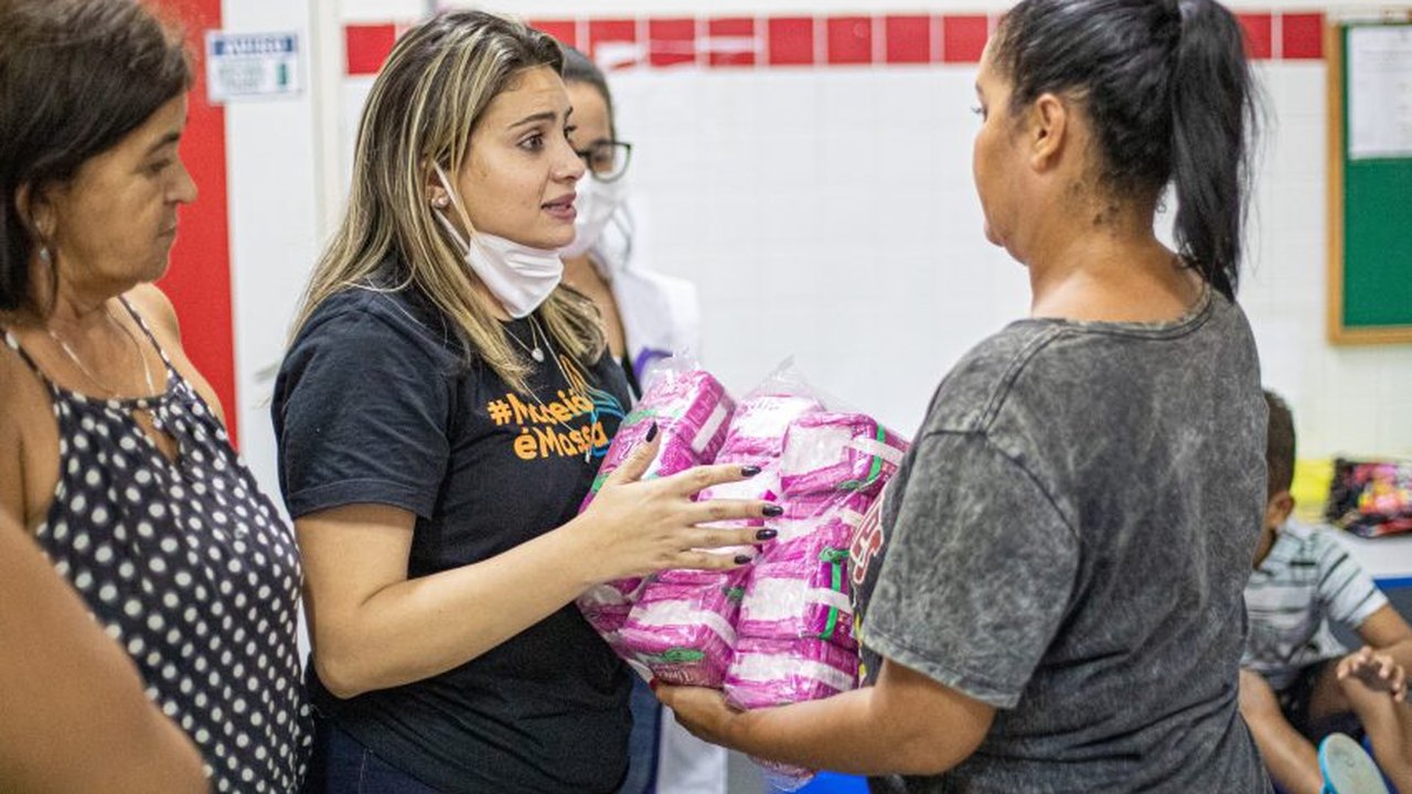 Gabinete da Mulher entrega absorventes para desabrigadas