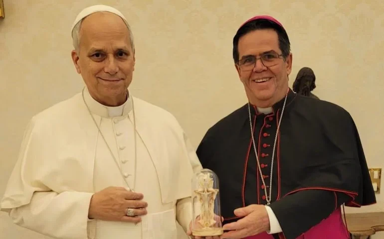 Símbolo de fé: Arcebispo Dom Beto Breis entrega Cabeça de Bagre, de Pilar, ao Papa Leão XIV