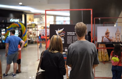 Exposição em shopping de Maceió retrata eventos culturais realizados em Penedo pela Ufal