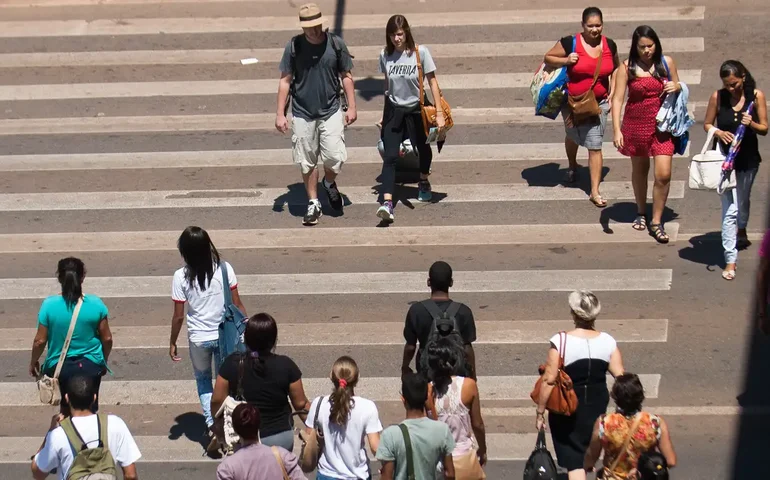 Expectativa de vida ao nascer no Brasil sobe para 76,4 anos em 2023