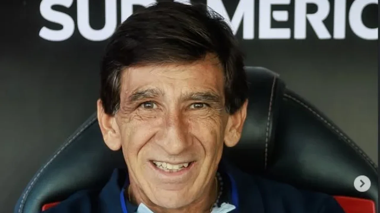 Técnico do Racing critica gramado sintético do Botafogo: 'Sou como Neymar'