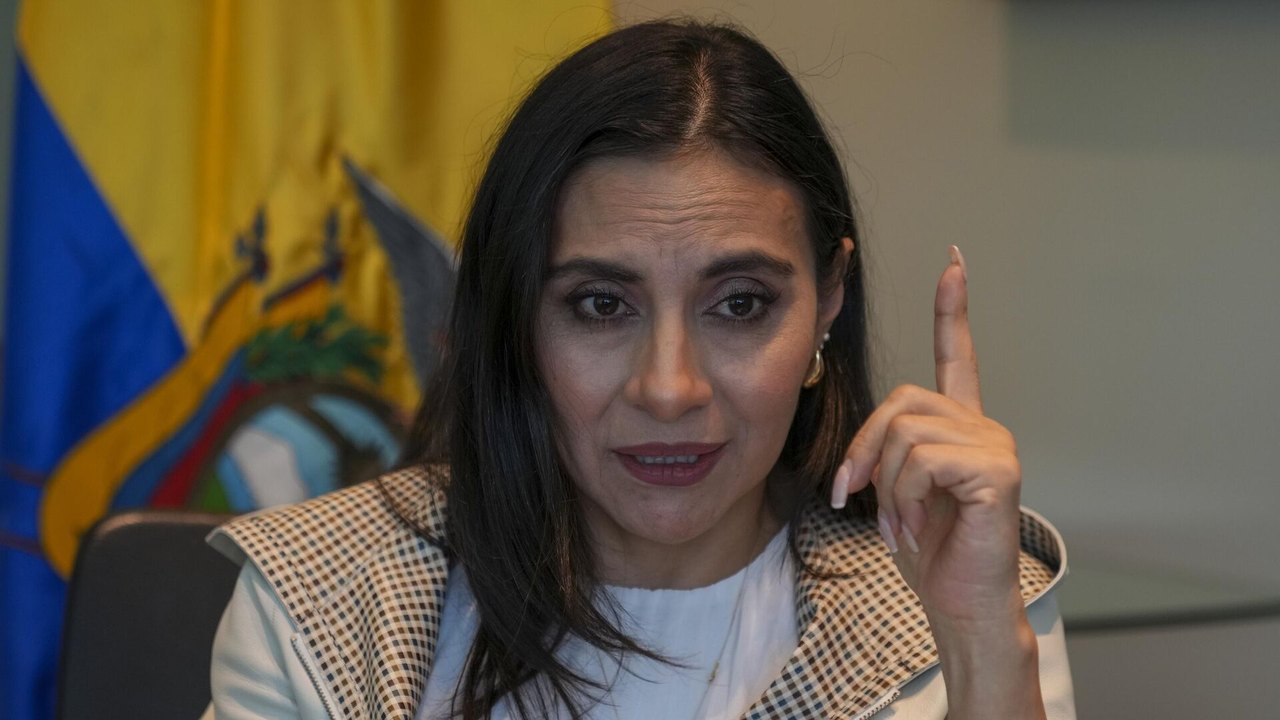 Vice-presidente do Equador afirma que assume presidência neste domingo 'como manda a lei'