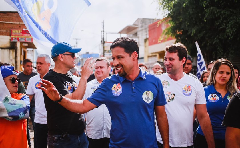 Rodrigo Cunha recebe reconhecimento de trabalho durante visita ao Mercado Público de Arapiraca