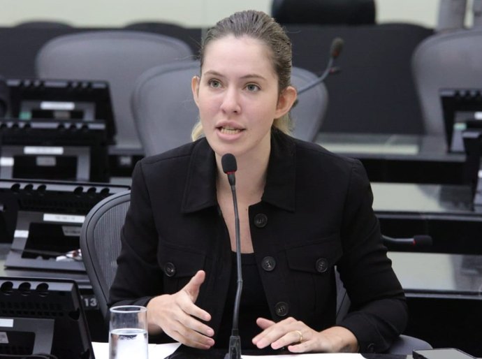 Cibele Moura lamenta feminicídio e reforça combate à violência contra a mulher no Agosto Lilás