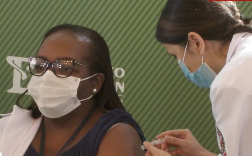 Enfermeira Mônica Calazans de São Paulo é a 1ª vacinada contra covid-19 no Brasil