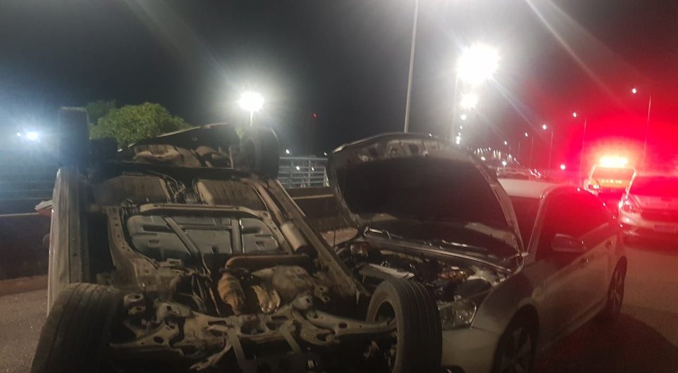 Motorista é atingido por carro, capota e fica ferido na Barra dos Coqueiros