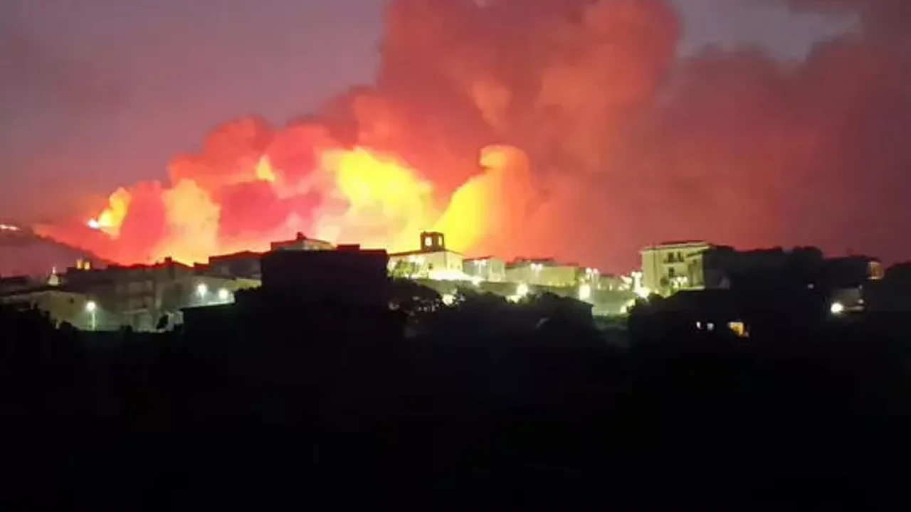 Bombeiro morre na Itália enquanto combatia incêndio devastador na Sicília
