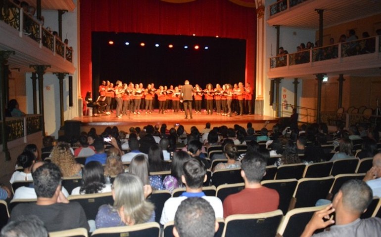 Educação leva 100 alunos do EJAI para assistirem peça no Teatro Deodoro