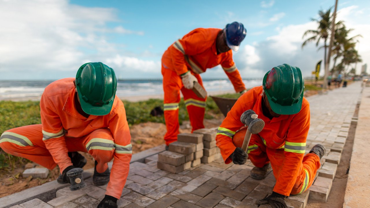 Maceioenses comemoram avanço das obras de reurbanização na orla da Praia da Avenida