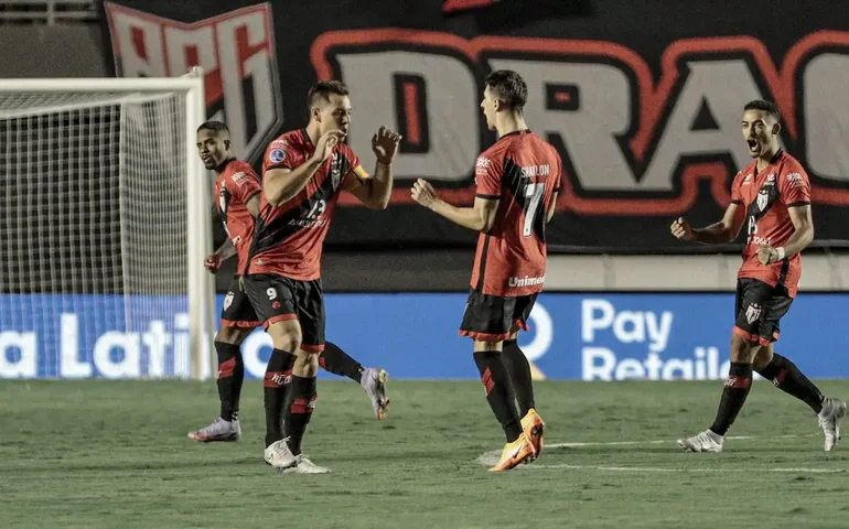 Presidente do Atlético-GO sobe o tom em crítica contra arbitragem: 'Isso aqui é uma máfia'