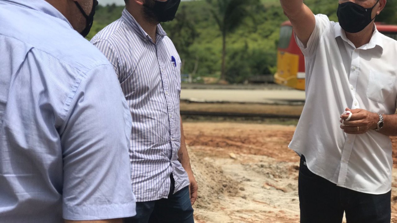 Prefeito Neno Freitas visita área onde serão construídos dois equipamentos de lazer para a população