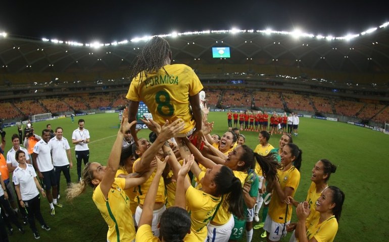 Pelé, Marta, Neymar e outras estrelas do futebol prestam homenagens a Formiga