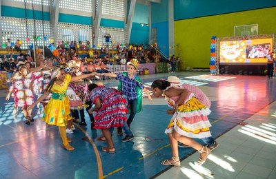 Estudantes fazem a festa no primeiro dia do Concurso de Quadrilha Matuta