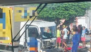 Acidente envolvendo três veículos deixa duas pessoas feridas