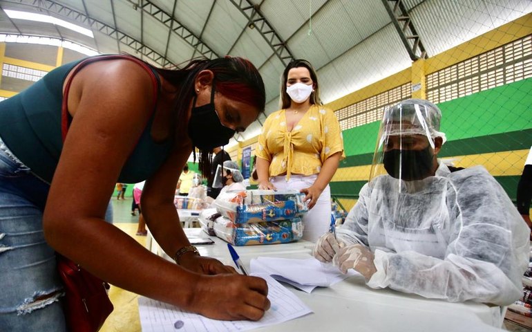 Famílias carentes recebem cestas básicas em Traipu