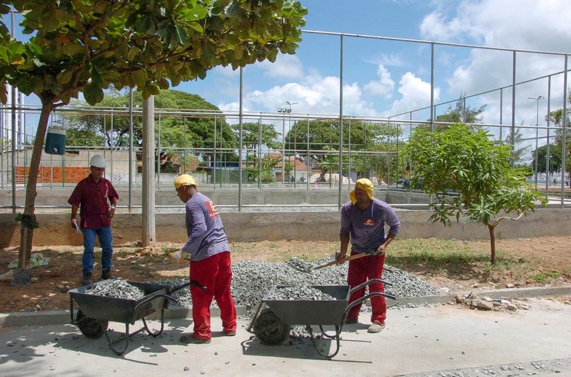 Obras de revitalização avançam na Praça da Faculdade