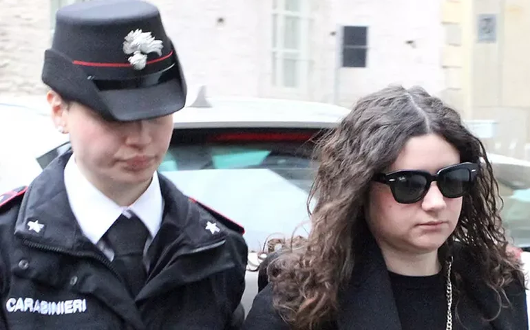 Jovem é condenada a 24 anos de prisão por matar e enterrar bebês em quintal na Itália