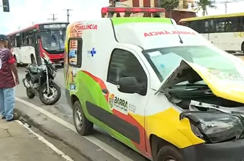 Acidente entre moto e ambulância deixa motociclista ferido, em Maceió