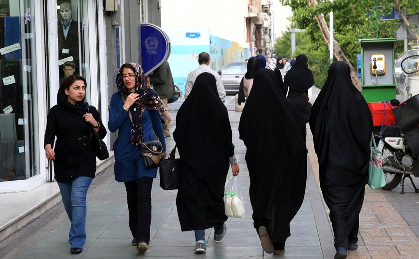 Irã volta a obrigar mulheres a usarem véu após onda de protestos contra imposição de traje