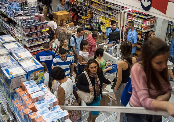 Após recorde em fevereiro, vendas do comércio ficam estáveis em março
