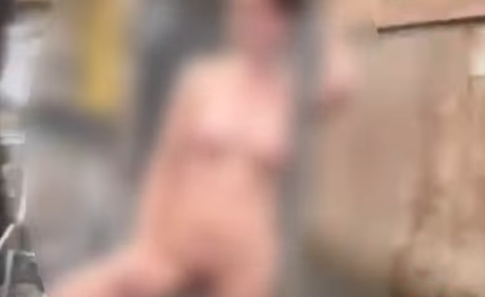 Mulher estava nua na rua quando foi abordada por policiais Mulher estava nua na rua quando foi abordada por policiais